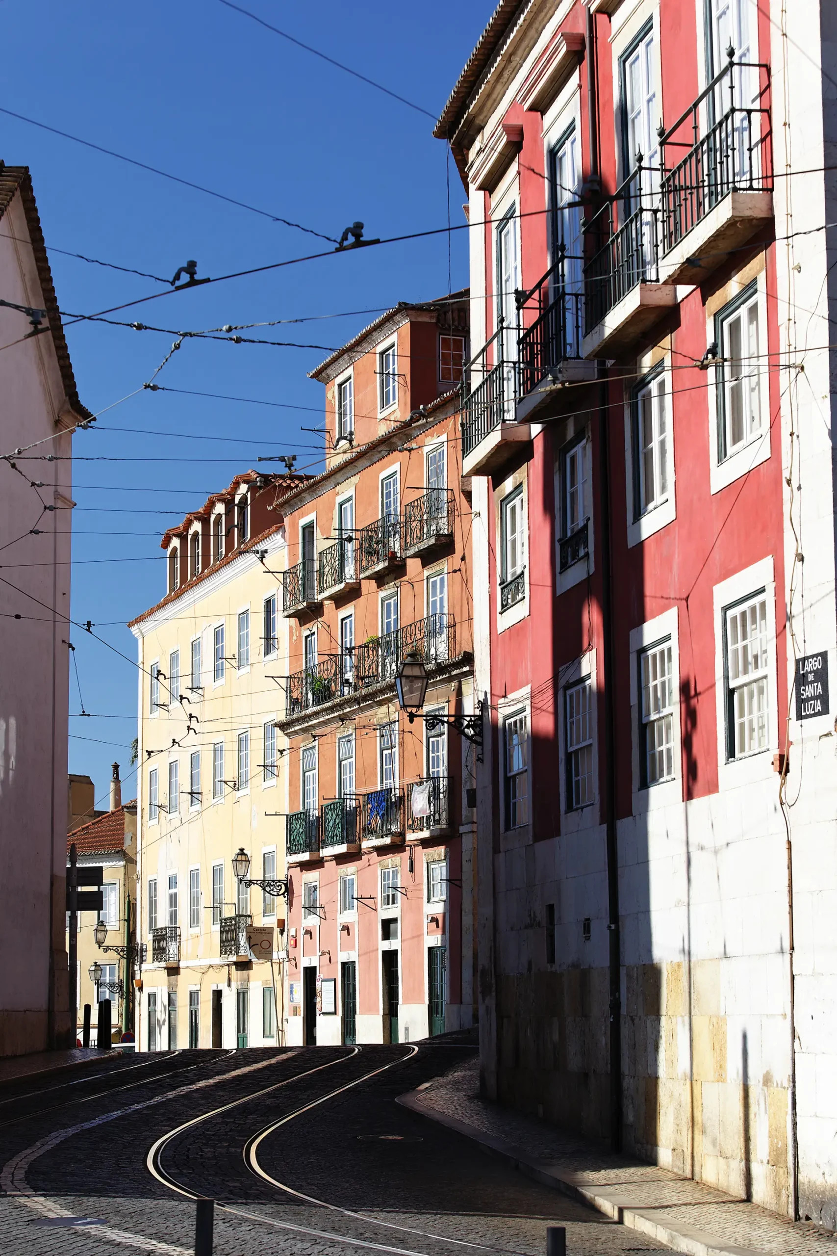 Prédio de apartamentos em rua portuguesa típica - Seguro Obrigatório para Alojamento Local SGL Seguros